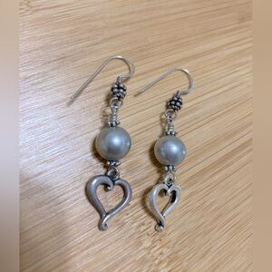 Antique heart dangle earrings 🖤